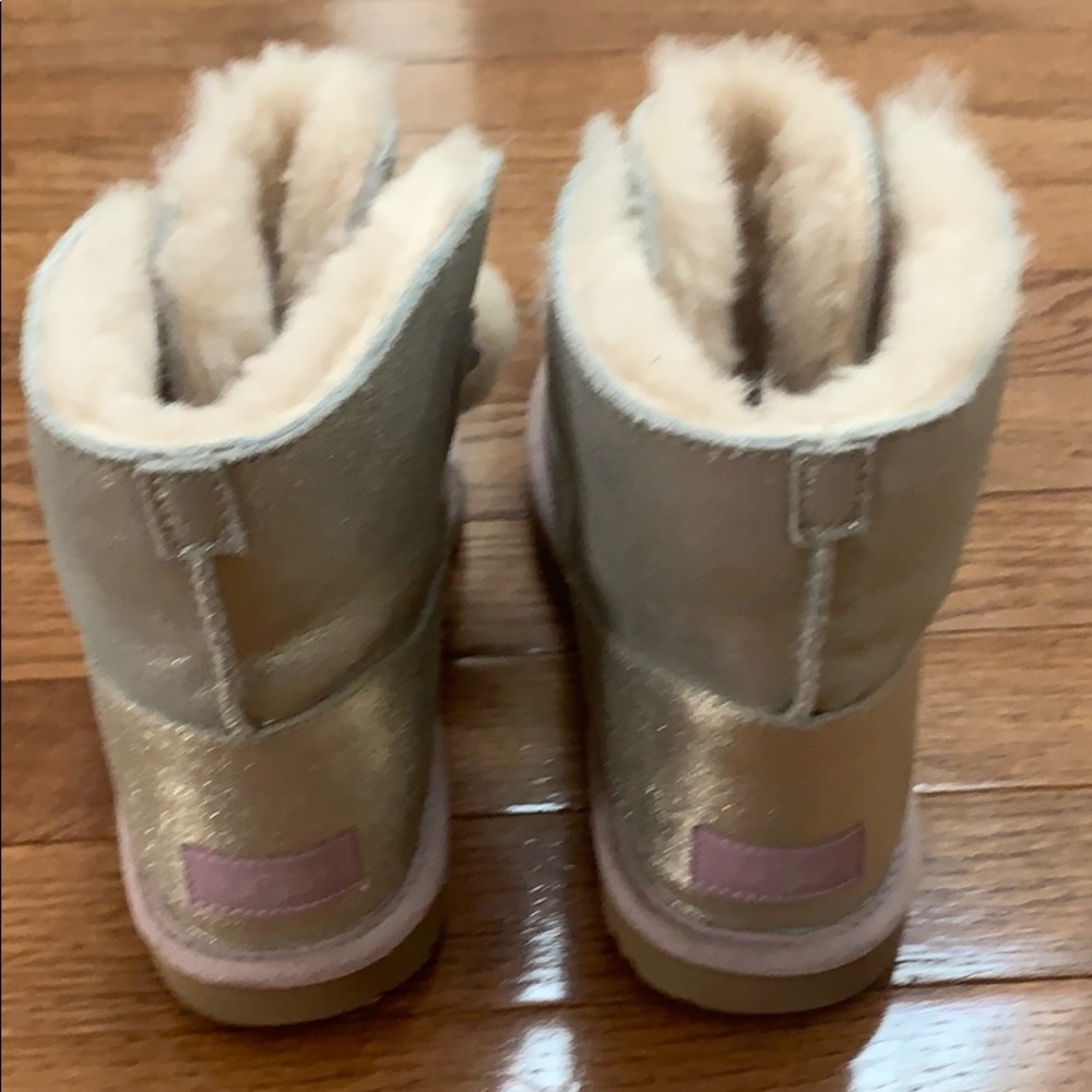 UGGS - Picture 3 of 4